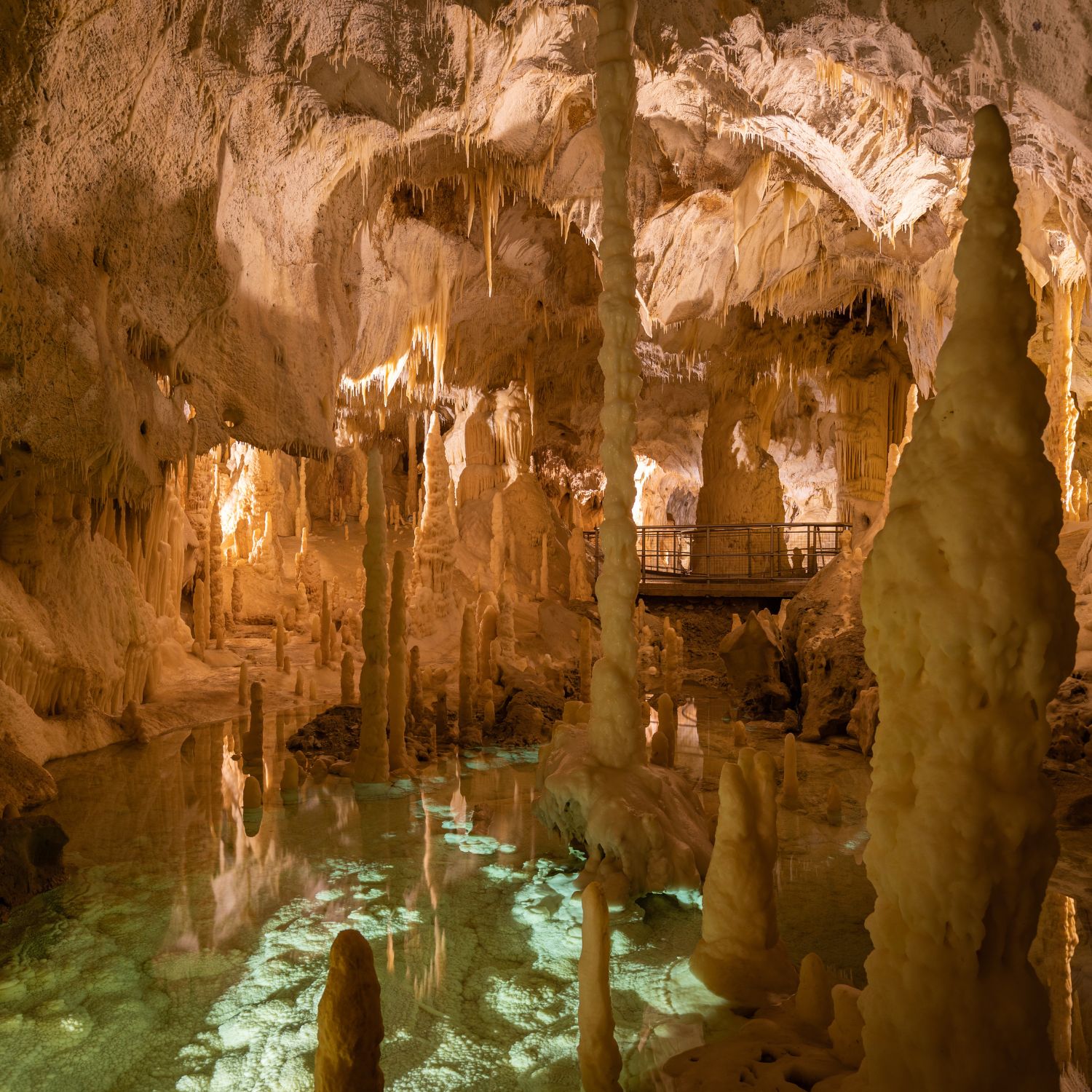 Genga e le Grotte di Frasassi